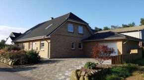Dachgeschossferienwohnung in ruhiger Lage, mit Gartenterrasse und Gartenhaus, Pommerby